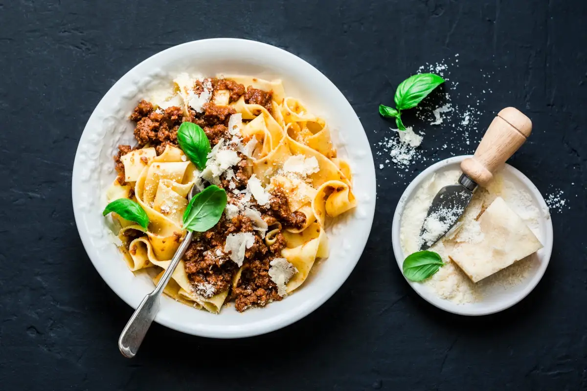 Pappardelle al ragù - foto di Kiian Oksana Vetrina toscana, un viaggio nel gusto della tradizione